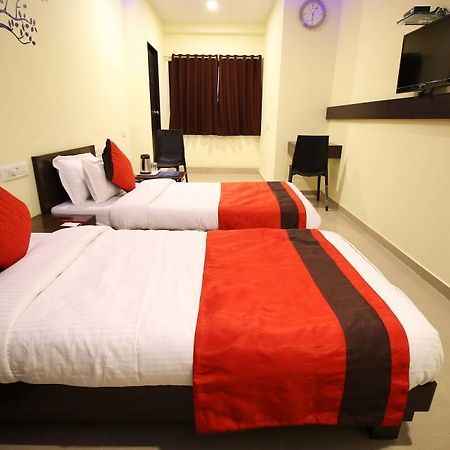 Hotel Ambience Sarkhej ภายนอก รูปภาพ