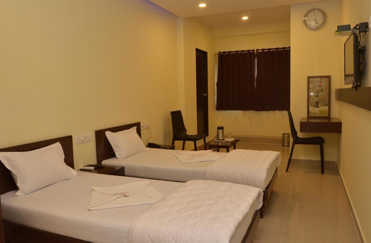 Hotel Ambience Sarkhej ภายนอก รูปภาพ