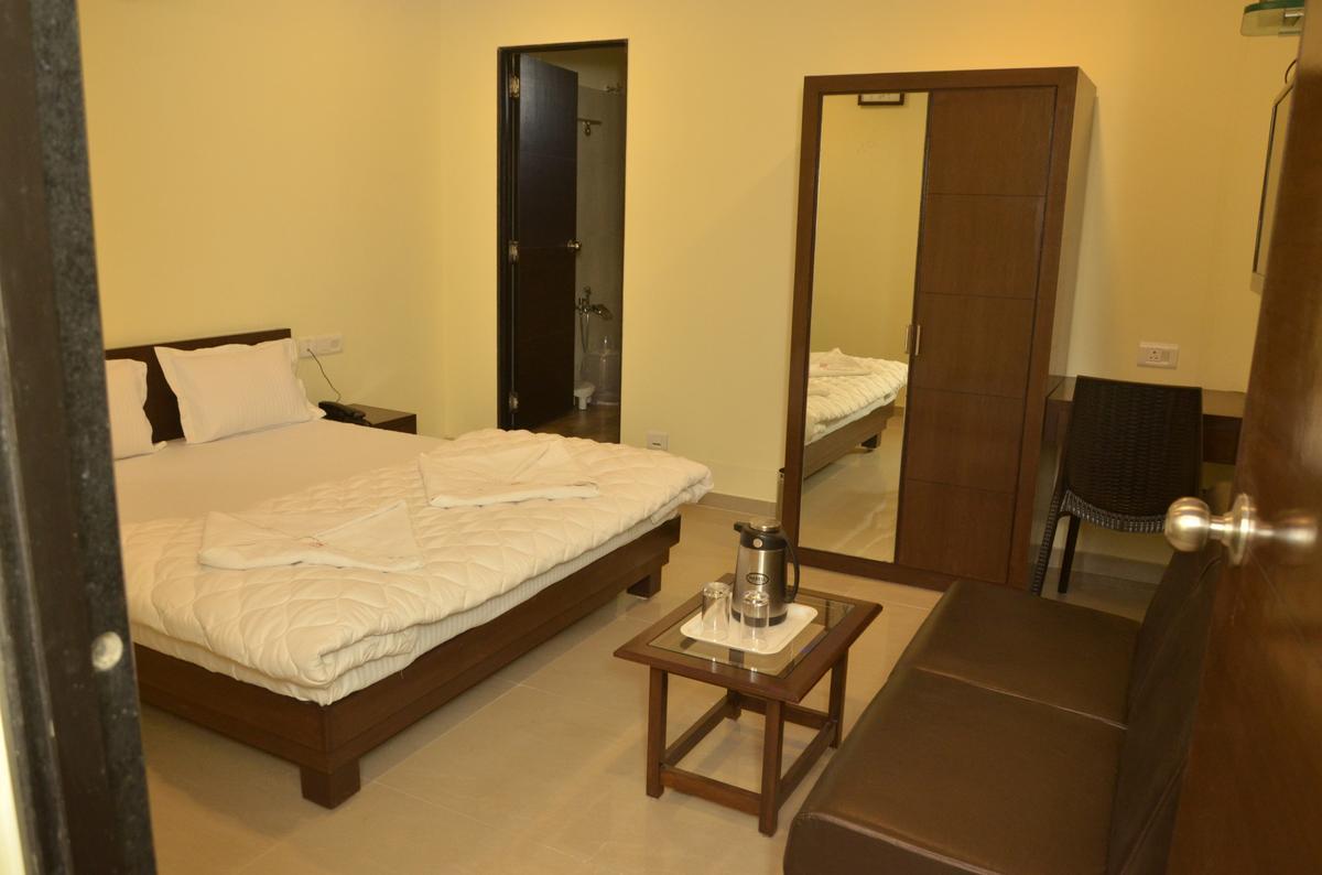 Hotel Ambience Sarkhej ภายนอก รูปภาพ