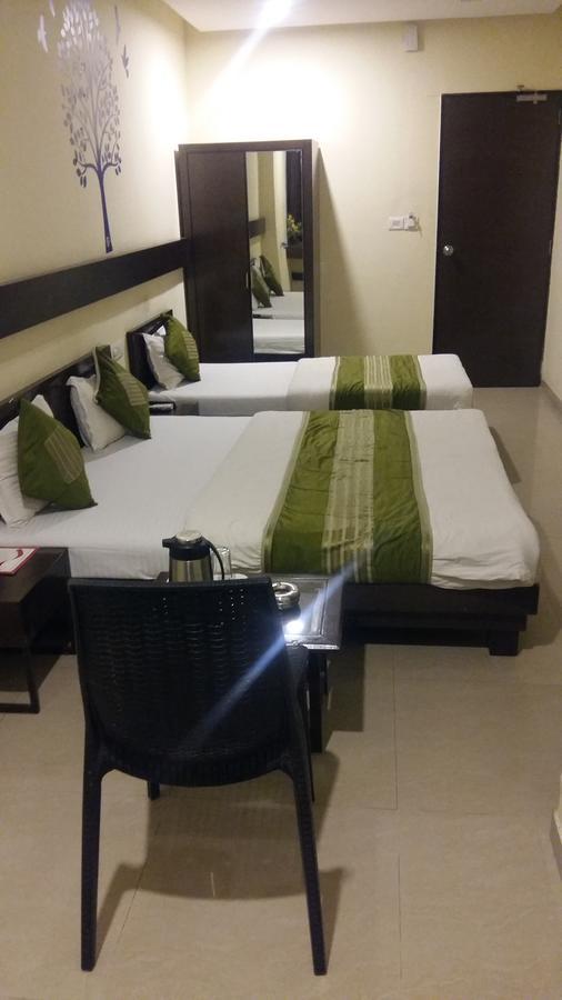 Hotel Ambience Sarkhej ภายนอก รูปภาพ