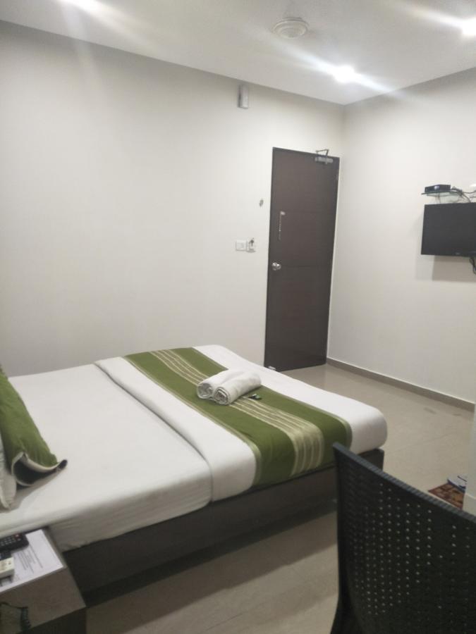 Hotel Ambience Sarkhej ภายนอก รูปภาพ