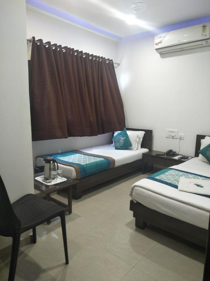 Hotel Ambience Sarkhej ภายนอก รูปภาพ
